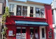 赤い壁が目印のcafe1930
